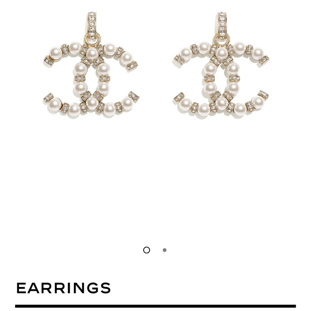 CHANEL earrings in EXCELLENT CONDITION